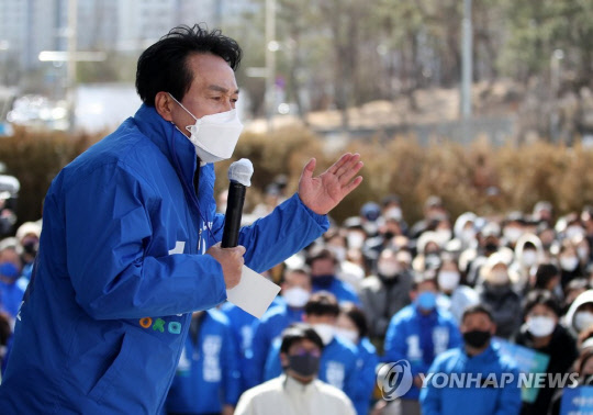 안민석 더불어민주당 의원이 5일 경기도 하남시 스타필드 정문 앞에서 열린 이재명 대선후보의 '동부권 자유경제특구와 신도시, 교통허브로 비상하는 광주·하남!' 광주·하남 유세에서 지원연설을 하고 있다.<연합뉴스>